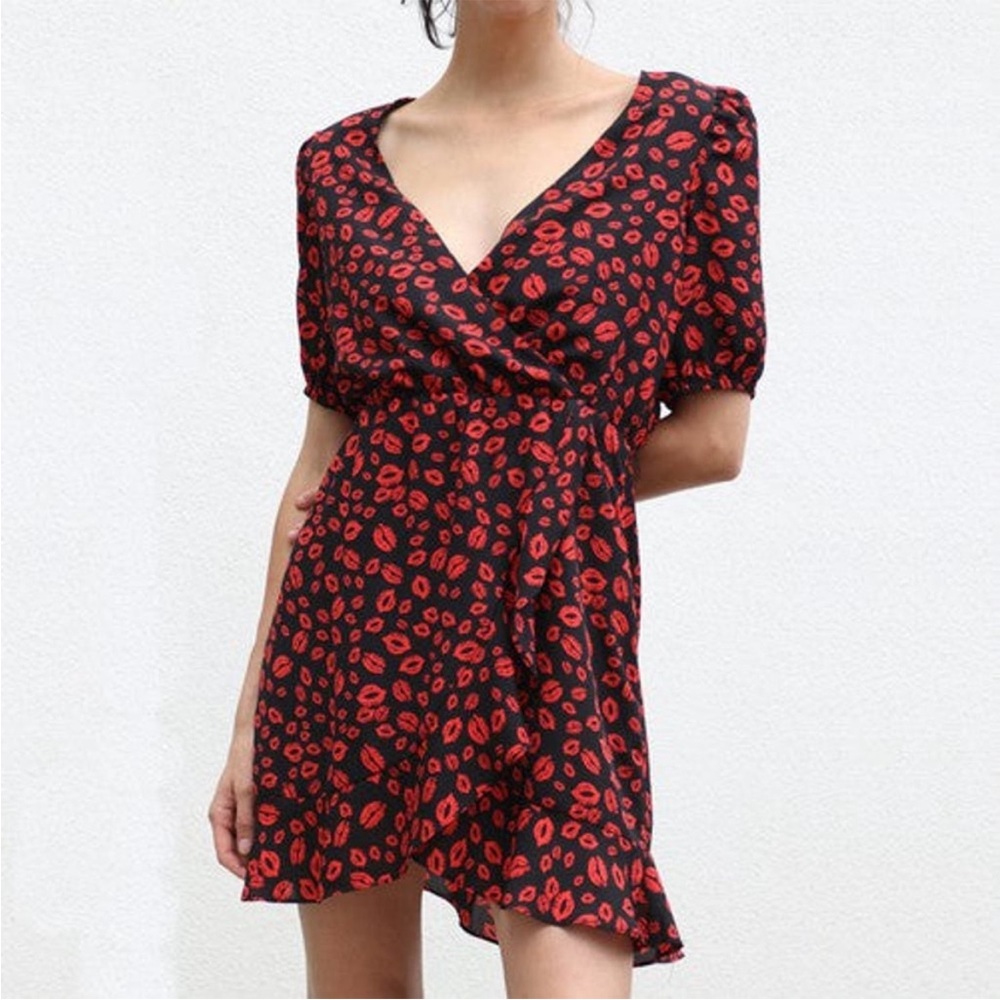 Socialite lip print faux wrap puff sleeve ruffle mini dress size small
